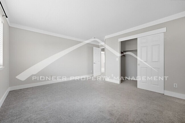 Building Photo - Spacious Home with Central AC and Washer/D...