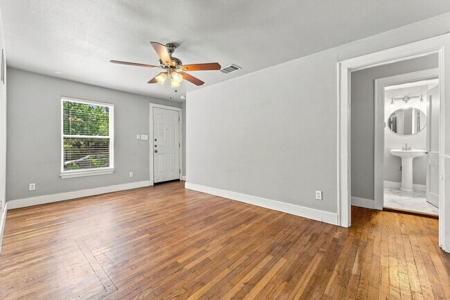 Building Photo - 4612 Bennett Ave