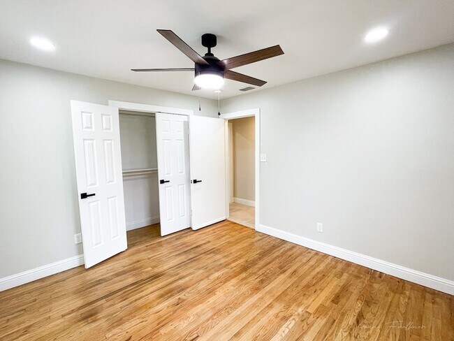 Building Photo - 722 E Strong Pkwy