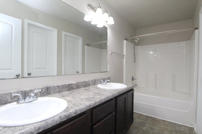 Building Photo - Coming 10/17 – 3BR/2BA with Fenced Yard in...