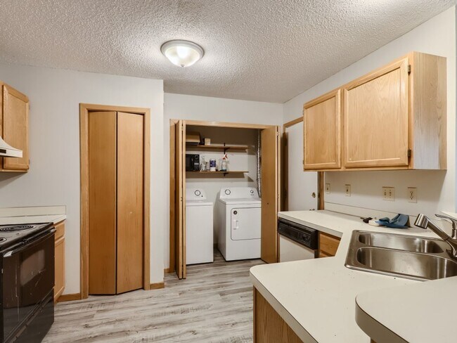 Building Photo - Blaine Townhome