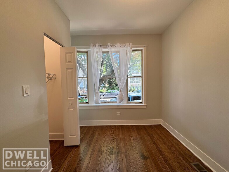 Building Photo - 956 N Winchester Ave