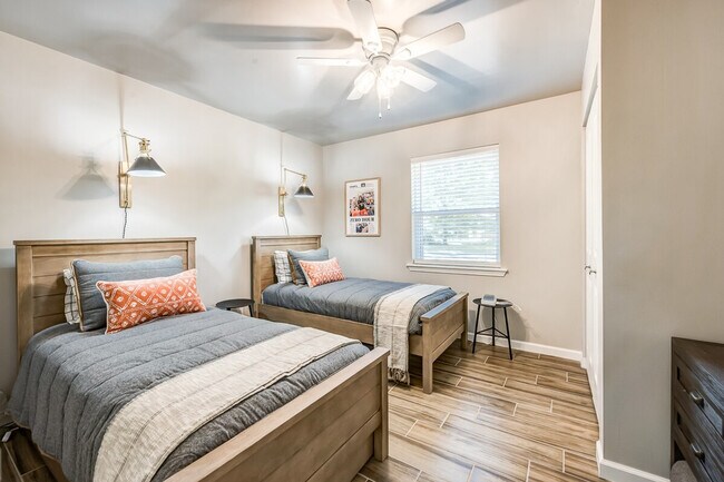 Building Photo - 11 N Pecan Dr