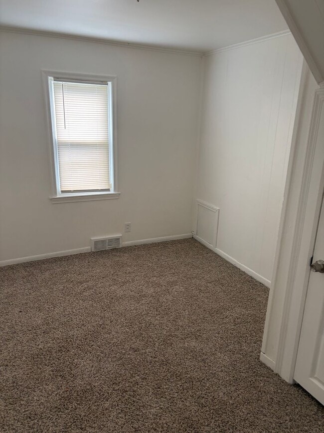 Building Photo - Renovdated 3 bedroom, 1 bathroom bungalow