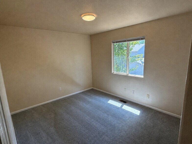 Building Photo - 5222 E 100th Way