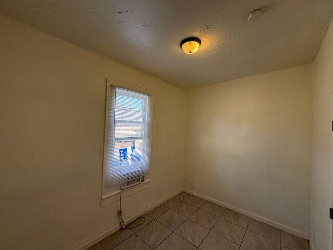 Building Photo - 4093