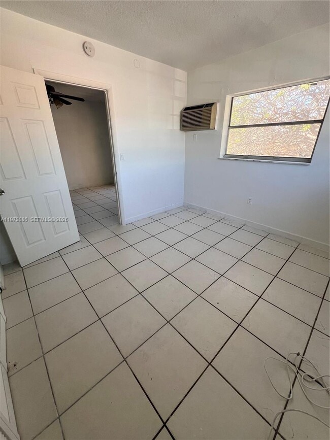 Building Photo - 608 SW 15th Ave