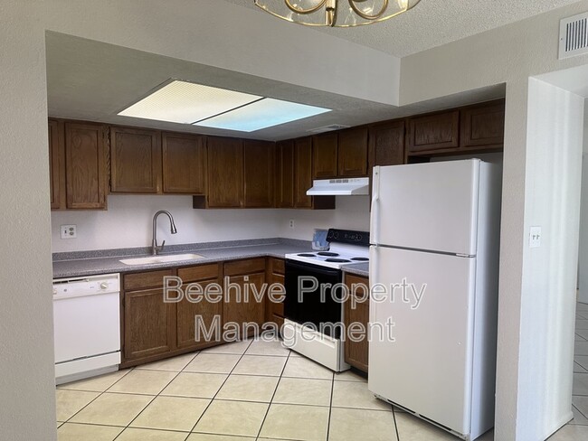 Building Photo - 1342 W Emerald Ave