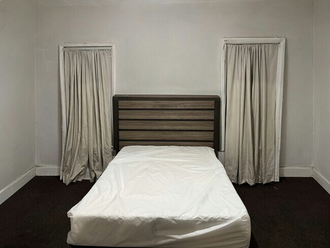 Building Photo - 323 Ash St