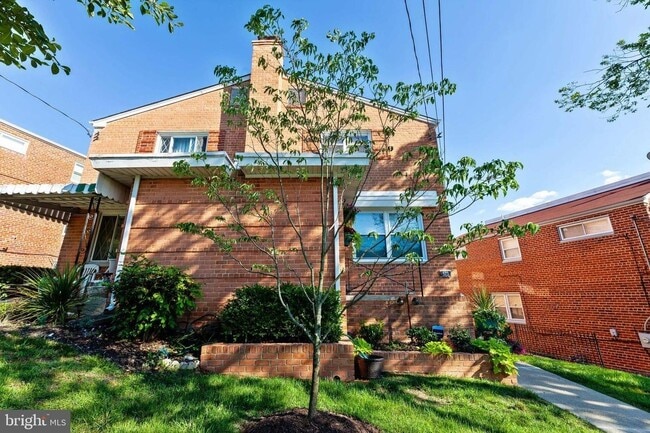 Building Photo - 523 Ingraham St NE