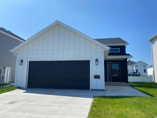 Building Photo - 3 bed, 2.5 bath South Fargo Home For Rent!