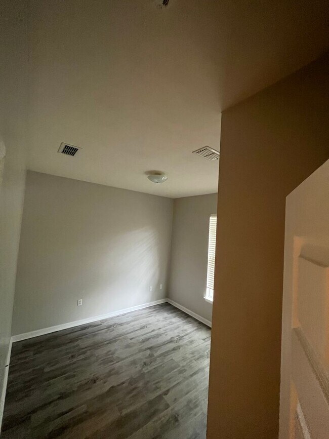 Building Photo - 5600 Hampton Hill Cir