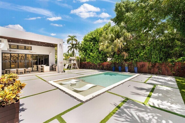 Building Photo - 15315 SW 84th Ave
