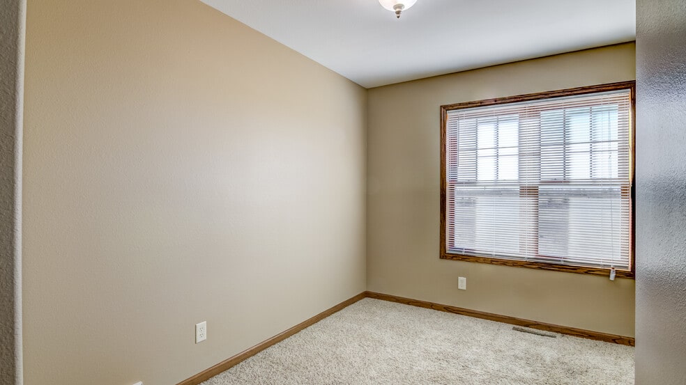 Building Photo - 956 Parkland Dr