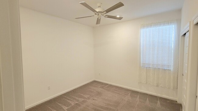 Building Photo - 7152 W Vineridge Dr