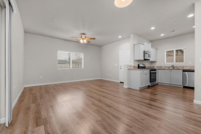 Building Photo - Wood Ranch Duplex 519