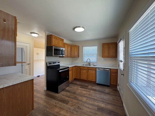 Building Photo - 1205 Aspen Ave