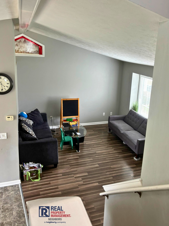Building Photo - Three Bed, Two Bath Furnished Home Availab...