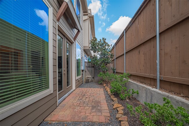 Building Photo - 8418 Oak Leaf Point Dr