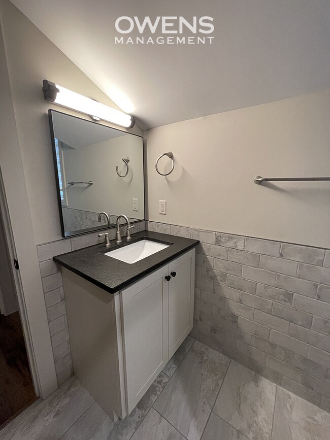 Building Photo - Upscale Living in Downtown Apartment