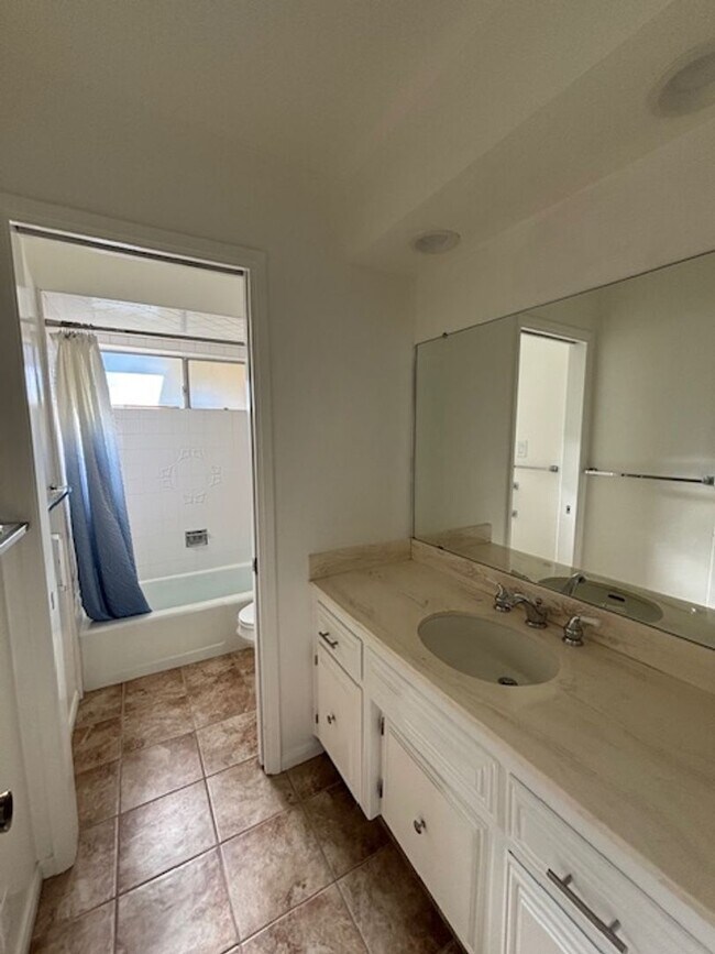 Building Photo - Very Clean Condo in Kern City!  2 Bedrooms...