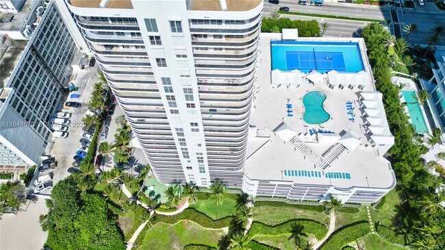 Building Photo - 16711 Collins Ave