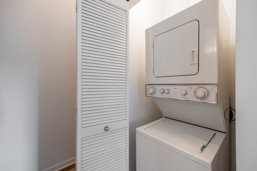 Building Photo - 2700 W North Ave