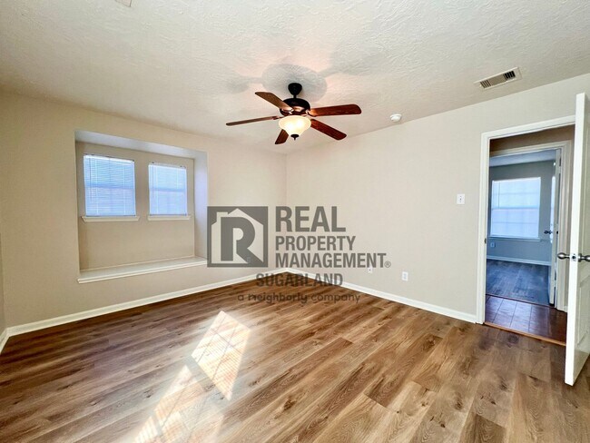 Building Photo - Gorgeous 4 Bed, 2.5 Bath Home in Prime Location!