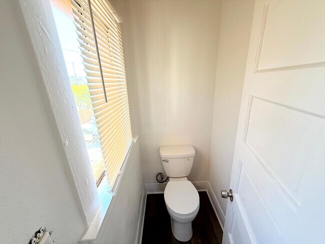 Building Photo - 1908-1910.5-19105 Daly St