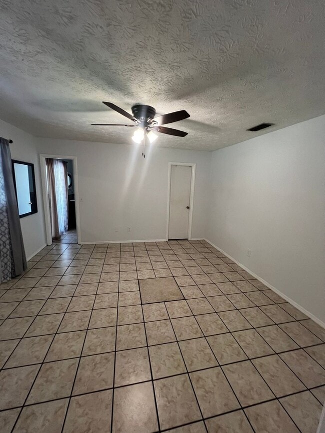 Building Photo - 3 BEDROOM 2 BATH CONVENIENTLY LOCATED WITH A TROPICAL OASIS IN THE BACK YARD!