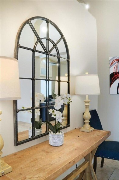 Building Photo - 1909 E Coral Tree Dr