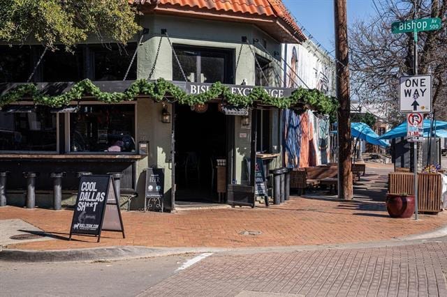 Building Photo - 600 Melba St