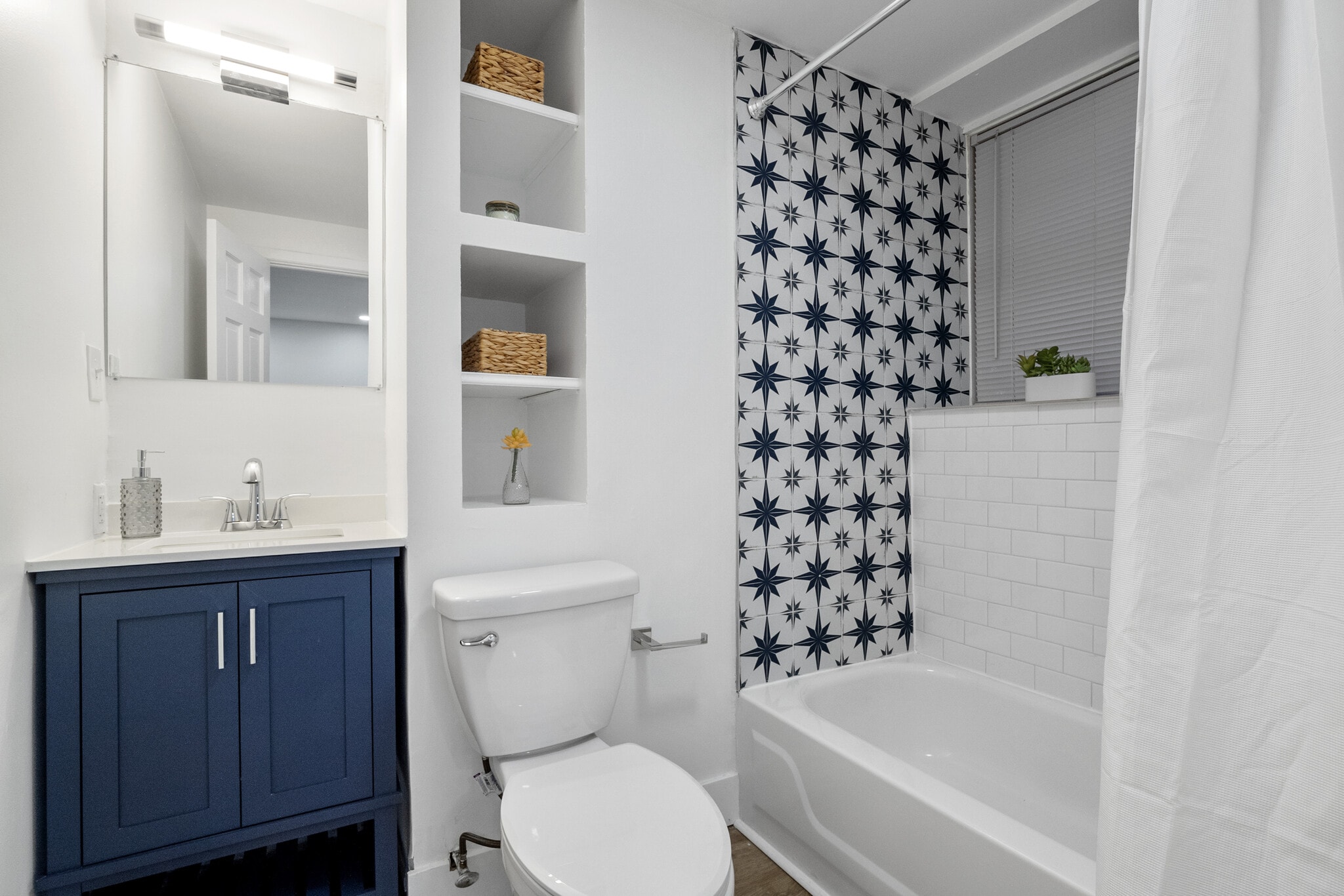 Chic updated bathroom - 4512 Westminster Plz