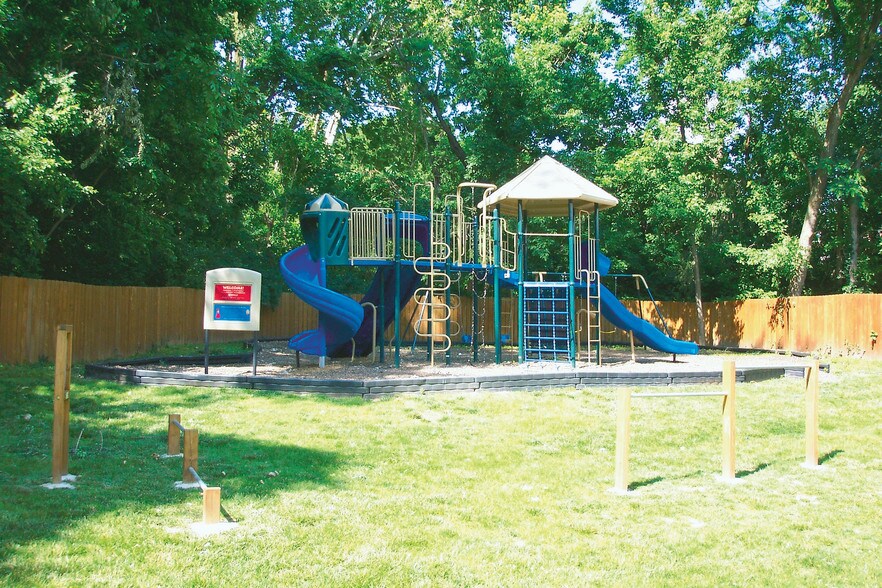 Apartments 7880 Chatwell Dr Saint Louis MO 63119