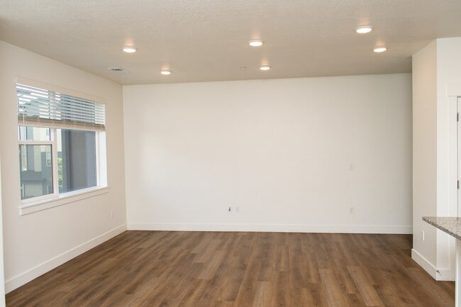 Building Photo - 459 W 15 S