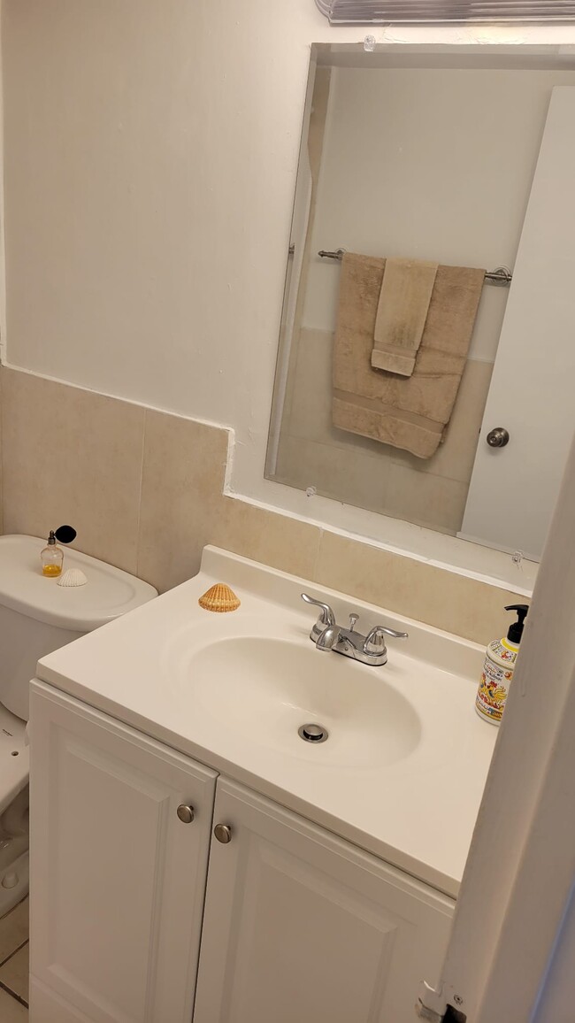 In-suite bathroom - 1800 Sans Souci Blvd