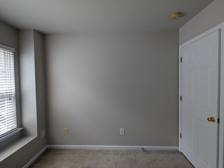 Building Photo - Room in Townhome on Derryrush Ave
