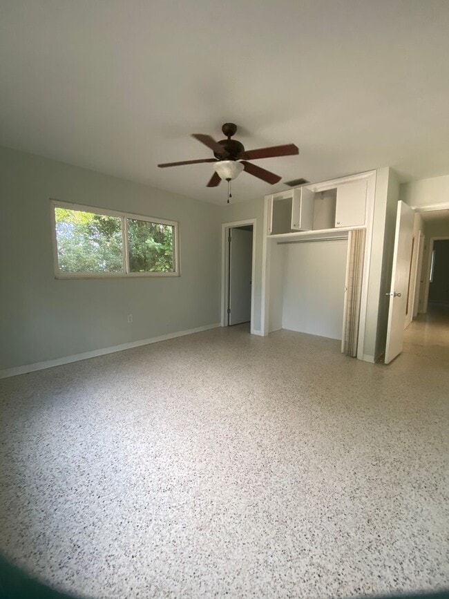 Building Photo - Cute 2/2 in Debary with new kitchen appliances!