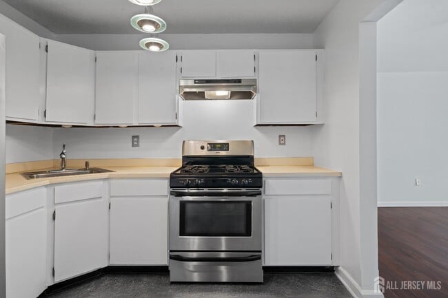 Building Photo - 12 Kingston Run