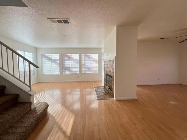 Building Photo - Stunning 5 bedroom, 2.5 bathroom home