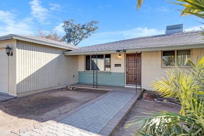 Building Photo - Spacious & Stylish 4/2 – Just  2 Miles fro...