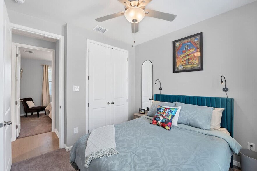 Building Photo - 2147 Hofstaat