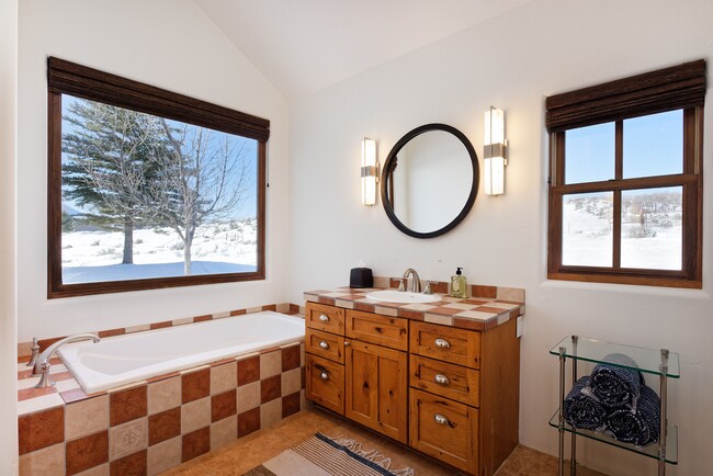 Building Photo - 661 Green Meadow Dr