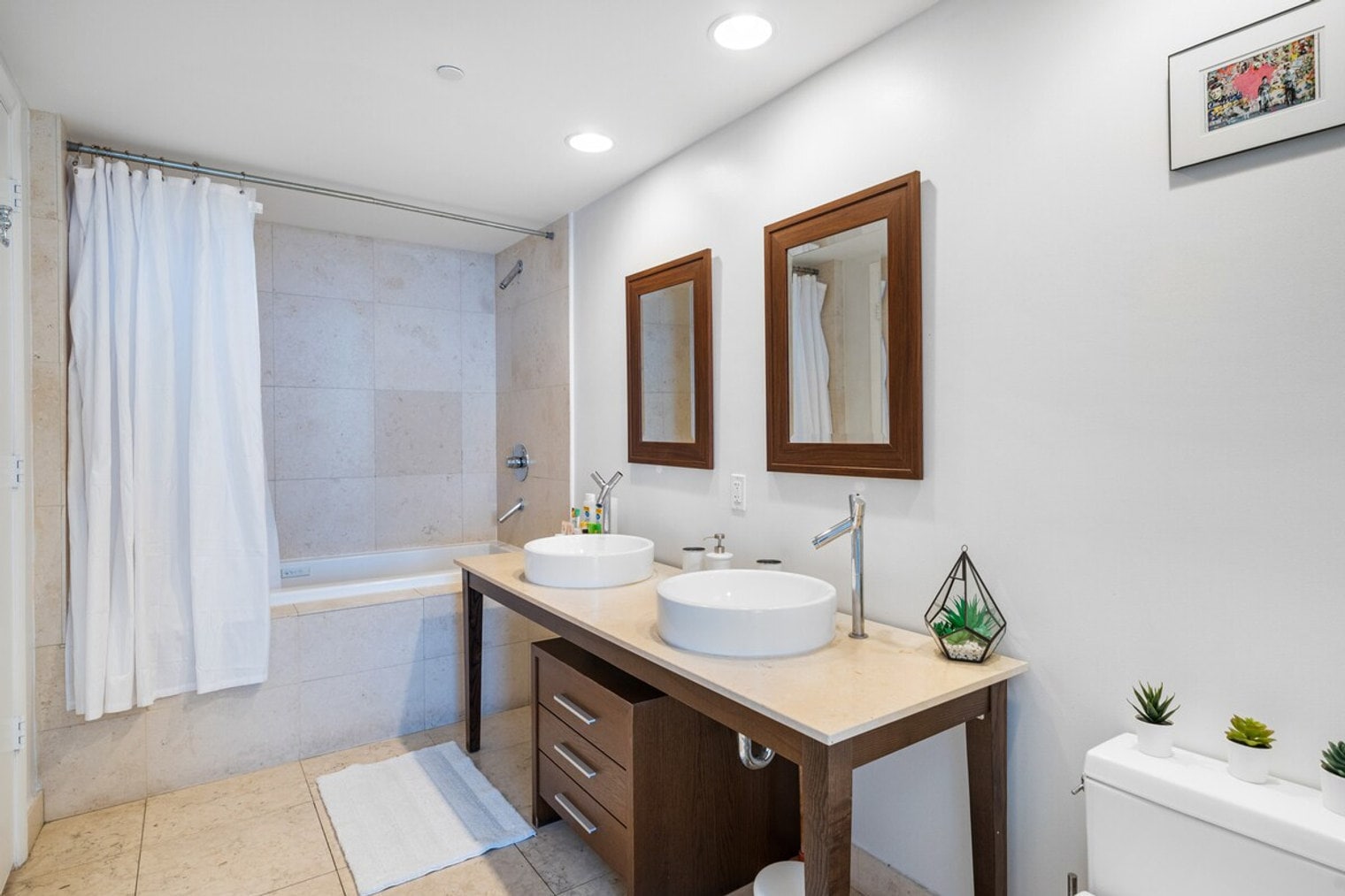 Building Photo - 495 Brickell Ave