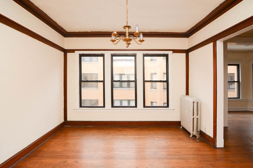 Building Photo - 2426 N Sawyer Ave