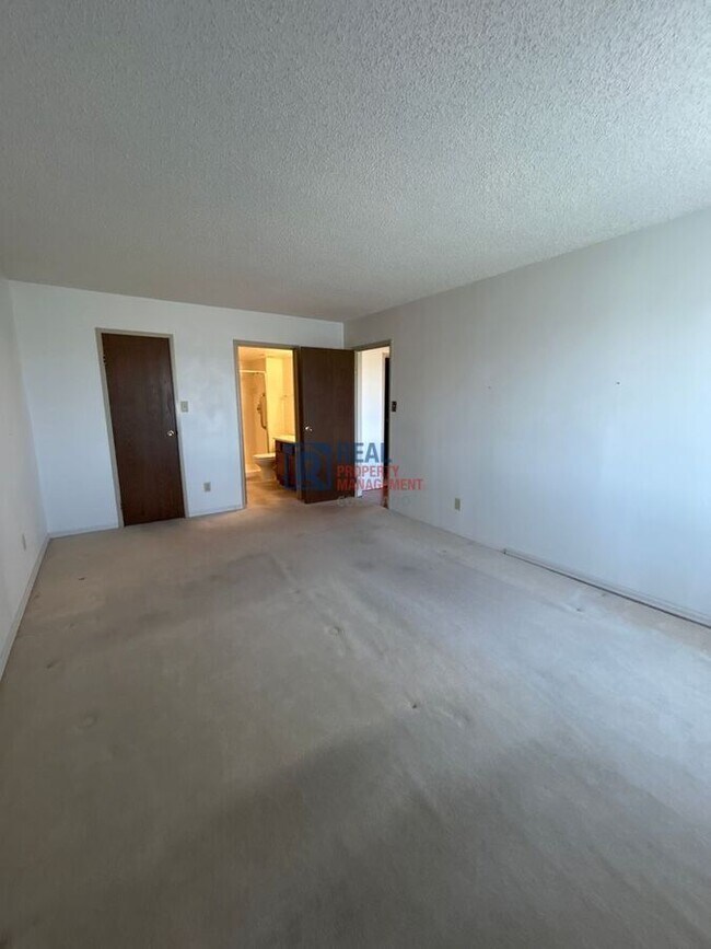 Building Photo - 13902 E Marina Dr