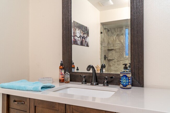 Building Photo - Gorgeous 2/2 condo at Indian Shores