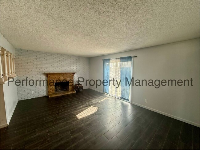 Building Photo - Cute 3 Bed/2 Bath Home in Taft w/ $0 Deposit Option