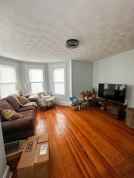 Building Photo - 99 School St