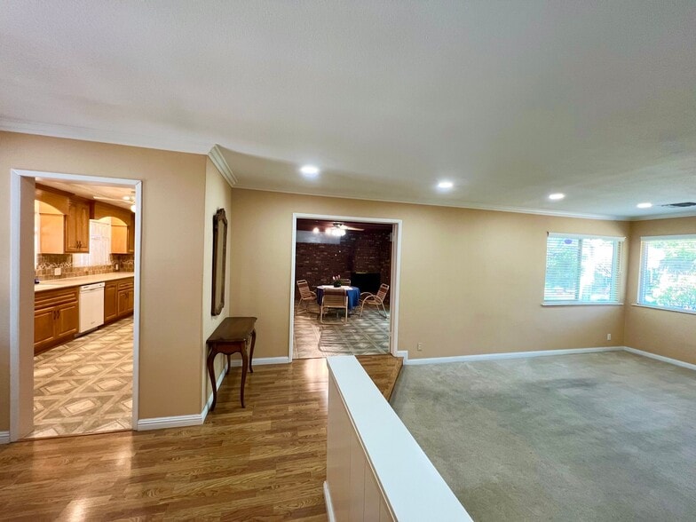 Building Photo - 1050 W La Deney Dr